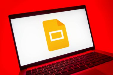 Prag, Çek Cumhuriyeti - 08 01 2025: Google Slides logosunu gösteren dizüstü bilgisayarın yakın görüntüsü. Google Slides sunumlar ve slayt gösterileri oluşturmak için bir platformdur.