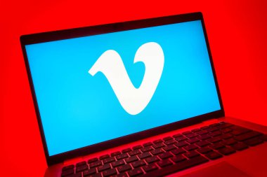 Prag, Çek Cumhuriyeti - 08 01 2025: Vimeo logosunu gösteren dizüstü bilgisayarın yakın görüntüsü. Vimeo, yüksek kaliteli video sunucu ve paylaşımı için bir platformdur.