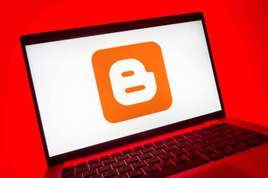 Prag, Çek Cumhuriyeti - 08 01 2025: Blogger logosunu gösteren dizüstü bilgisayarın yakın görüntüsü. Blogger blog oluşturma ve yayınlama için bir platformdur.