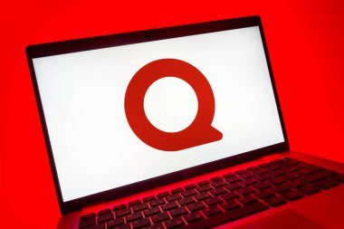 Prag, Çek Cumhuriyeti - 08 01 2025: Quora logosunu gösteren dizüstü bilgisayarın yakın görüntüsü. Quora soru sormak ve bilgi paylaşmak için bir platformdur..