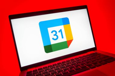 Prag, Çek Cumhuriyeti - 08 01 2025: Google Takvim logosunu gösteren dizüstü bilgisayarın yakın görüntüsü. Google Takvimi olayları zamanlamak ve yönetmek için bir platformdur.