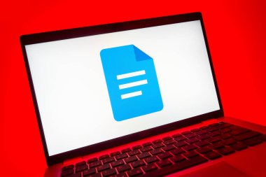 Prag, Çek Cumhuriyeti - 08 01 2025: Google Docs logosunu gösteren dizüstü bilgisayarın yakın görüntüsü. Google Docs metin belgeleri oluşturmak ve düzenlemek için bir platformdur.