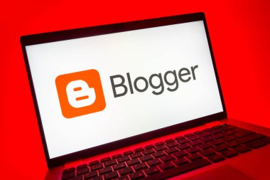 Prag, Çek Cumhuriyeti - 08 01 2025: Blogger logosunu gösteren dizüstü bilgisayarın yakın görüntüsü. Blogger blog oluşturma ve yayınlama için bir platformdur.