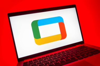 Prag, Çek Cumhuriyeti - 08 01 2025: Google TV logosunu gösteren dizüstü bilgisayarın yakın görüntüsü. Google TV film, program ve uygulamalar için bir platformdur..