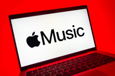 Prag, Çek Cumhuriyeti - 08 01 2025: Apple Music logosunu gösteren dizüstü bilgisayarın yakın görüntüsü. Apple Music müzik için bir platformdur..