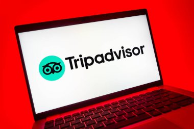 Prag, Çek Cumhuriyeti - 08 01 2025: TripDanışman logosunu gösteren dizüstü bilgisayarın yakın görüntüsü. Seyahat danışmanı seyahat değerlendirmeleri, rezervasyonlar ve tavsiyeler için bir platformdur..