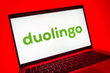 Prag, Çek Cumhuriyeti - 08 01 2025: Duolingo logosunu gösteren dizüstü bilgisayarın yakın görüntüsü. Duolingo interaktif olarak dil öğrenmek için bir platformdur..