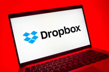Prag, Çek Cumhuriyeti - 08 01 2025: Dropbox logosunu gösteren dizüstü bilgisayarın yakın görüntüsü. Dropbox bulut depolama ve dosya paylaşımı için bir platformdur.