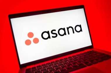 Prag, Çek Cumhuriyeti - 08 01 2025: Asana logosunu gösteren dizüstü bilgisayarın yakın görüntüsü. Asana görev yönetimi ve takım işbirliği için bir platformdur..