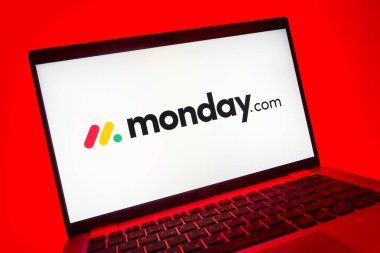 Prag, Çek Cumhuriyeti - 08 01 2025: Monday.com logosunu gösteren dizüstü bilgisayarın yakın görüntüsü. Monday.com proje yönetimi ve takım işbirliği için bir platformdur.