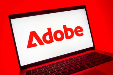 Prag, Çek Cumhuriyeti - 08 01 2025: Adobe logosunu gösteren dizüstü bilgisayarın yakın görüntüsü. Adobe yaratıcı araçlar ve hizmetler sunan bir yazılım şirketidir..