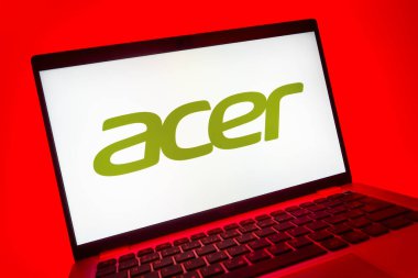 Prag, Çek Cumhuriyeti - 08 01 2025: Acer logosunu gösteren dizüstü bilgisayarın yakın görüntüsü. Acer bilgisayar ve elektronik üreten bir teknoloji şirketidir..