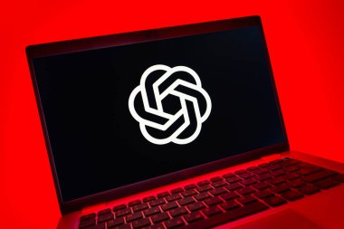 Prag, Çek Cumhuriyeti - 08 01 2025: OpenAI logosunu gösteren dizüstü bilgisayarın yakın görüntüsü. OpenAI, yapay zeka modelleri ve uygulamaları geliştiren bir platformdur..