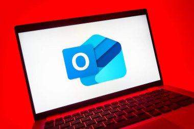 Prag, Çek Cumhuriyeti - 08 01 2025: Outlook logosunu gösteren dizüstü bilgisayarın yakın görüntüsü. Outlook iletileri göndermek ve yönetmek için bir e- posta platformudur.
