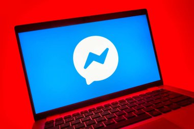 Prag, Çek Cumhuriyeti - 08 01 2025: Messenger logosunu gösteren dizüstü bilgisayarın yakın görüntüsü. Haberci Facebook 'ta mesajlaşma ve sohbet için bir platformdur.