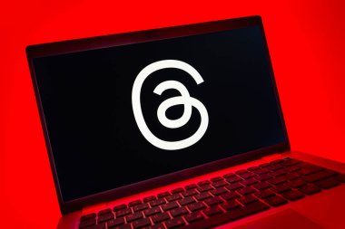 Prag, Çek Cumhuriyeti - 08 01 2025: İp logosunu gösteren dizüstü bilgisayarın yakın görüntüsü. Tartışmalar, kısa gönderileri ve güncellemeleri paylaşmak için bir sosyal medya platformudur.