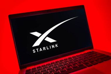 Prag, Çek Cumhuriyeti - 08 01 2025: Starlink logosunu gösteren dizüstü bilgisayarın yakın görüntüsü. Starlink küresel bağlantı sağlayan bir uydu internet hizmetidir.