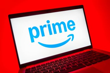 Prag, Çek Cumhuriyeti - 08 01 2025: Başbakanın logosunu gösteren dizüstü bilgisayarın yakın görüntüsü. Asal, alışveriş, yayın ve faydaları için bir abonelik hizmetidir..