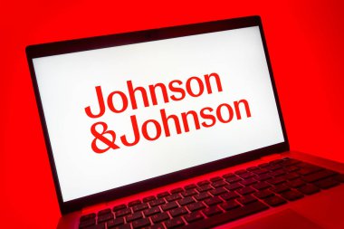 Prag, Çek Cumhuriyeti - 08 01 2025: Johnson ve Johnson logosunu gösteren dizüstü bilgisayarın yakın görüntüsü. Johnson ve Johnson, sağlık ve tüketim ürünleri üreten bir şirket..