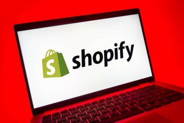 Prag, Çek Cumhuriyeti - 08 01 2025: Shopify logosunu gösteren dizüstü bilgisayarın yakın görüntüsü. Shopify çevrimiçi mağazalar oluşturmak ve yönetmek için bir platformdur.