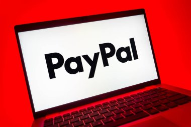 Prag, Çek Cumhuriyeti - 08 01 2025: PayPal logosunu gösteren dizüstü bilgisayarın yakın görüntüsü. PayPal çevrimiçi ödemeler ve para transferleri için bir platformdur.