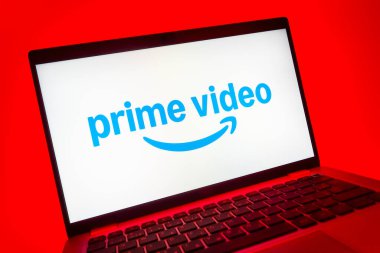 Prag, Çek Cumhuriyeti - 08 01 2025: Prime video logosunu gösteren dizüstü bilgisayarın yakın görüntüsü. Asal video, filmler ve TV programları için bir yayın platformudur..