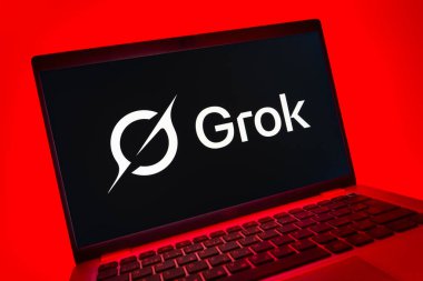 Prag, Çek Cumhuriyeti - 08 01 2025: Grok logosunu gösteren dizüstü bilgisayarın yakın görüntüsü. Grok metin oluşturma ve analiz için bir yapay zeka asistanıdır.