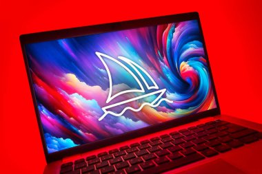 Prag, Çek Cumhuriyeti - 08 01 2025: Midtrip logosunu gösteren dizüstü bilgisayarın yakın görüntüsü. Midtrip yapay zeka ürünü resimler ve sanat için bir platformdur..