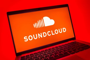 Prag, Çek Cumhuriyeti - 08 01 2025: SoundCloud logosunu gösteren dizüstü bilgisayarın yakın görüntüsü. SoundCloud müzik paylaşımı ve yayını için bir platformdur..