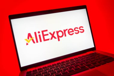 Prag, Çek Cumhuriyeti - 08 01 2025: AliExpress logosunu gösteren dizüstü bilgisayarın yakın görüntüsü. AliExpress, küresel çapta bir alışveriş ürünleri çevrimiçi pazarıdır..