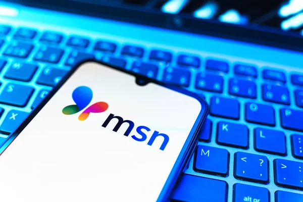Prag, Çek Cumhuriyeti - 08 19 2025: MSN logosunu gösteren klavyenin üzerinde duran cep telefonunun yakından görüntüsü. MSN haber, e-posta ve çevrimiçi hizmetler için bir platformdur.