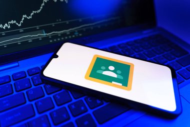 Prag, Çek Cumhuriyeti - 09 02 2025: Google Sınıfı logosunu gösteren dizüstü bilgisayarlı telefon. Google Sınıfı, sınıfları ve eğitim içeriğini yönetmek için bir platformdur.