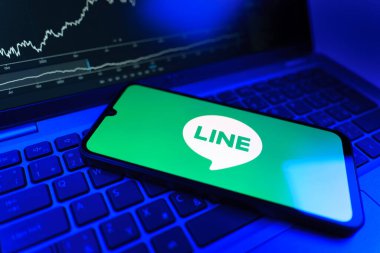 Prag, Çek Cumhuriyeti - 09 02 2025: telefon bilgisayarda ve hisse senedi çizelgesi logesini gösteriyor. Line aramalar, mesajlar ve çokluortam paylaşımı için bir mesajlaşma uygulamasıdır.