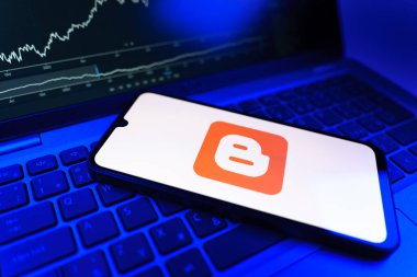 Prag, Çek Cumhuriyeti - 09 02 2025: Blog logosunu gösteren dizüstü bilgisayarlı telefon. Blogger blog oluşturma ve yayınlama için bir platformdur.