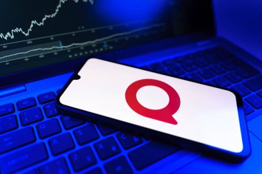 Prag, Çek Cumhuriyeti - 09 02 2025: telefon bilgisayarda Quora logosunu gösteriyor. Quora soru sormak ve bilgi paylaşmak için bir platformdur..