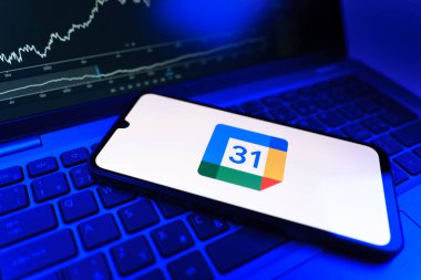 Prag, Çek Cumhuriyeti - 09 02 2025: Google Takvim logosunu gösteren dizüstü bilgisayarlı telefon. Google Takvimi olayları zamanlamak ve yönetmek için bir platformdur.