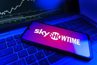 Prag, Çek Cumhuriyeti - 09 02 2025, SkyShowtime logosunu gösteren dizüstü bilgisayarlı telefon. SkyShowtime, sinema ve televizyon dizileri için bir yayın platformudur..
