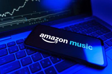 Prag, Çek Cumhuriyeti - 09 02 2025: Amazon Müzik logosunu gösteren dizüstü bilgisayarlı telefon. Amazon Müzik müzik müzik için bir platformdur..