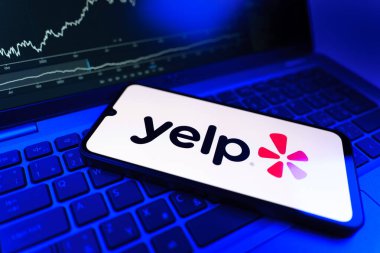 Prag, Çek Cumhuriyeti - 09 02 2025: telefondan Yelp logosu görünüyor. Yelp yerel işletmeleri bulmak ve incelemek için bir platformdur.