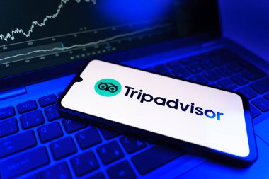 Prag, Çek Cumhuriyeti - 09 02 2025: telefon bilgisayarda, hisse senedi tablosunda TripDanışman logosu görünüyor. Seyahat danışmanı seyahat değerlendirmeleri, rezervasyonlar ve tavsiyeler için bir platformdur..