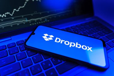 Prag, Çek Cumhuriyeti - 09 02 2025: Dropbox logosunu gösteren dizüstü bilgisayarlı telefon. Dropbox bulut depolama ve dosya paylaşımı için bir platformdur.