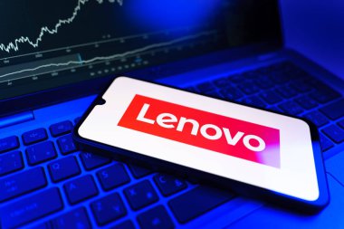 Prag, Çek Cumhuriyeti - 09 02 2025: Bilgisayarda Lenovo logosunu gösteren bir dosya var. Lenovo bilgisayar ve elektronik üreten bir teknoloji şirketidir..