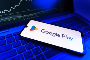 Prag, Çek Cumhuriyeti - 09 02 2025: Google Play logosunu gösteren dizüstü bilgisayarlı telefon. Google Play uygulamaları, oyunları ve dijital içeriği indirmek için bir platformdur.