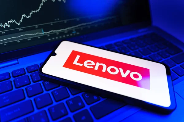 Prag, Çek Cumhuriyeti - 09 02 2025: Bilgisayarda Lenovo logosunu gösteren bir dosya var. Lenovo bilgisayar ve elektronik üreten bir teknoloji şirketidir..