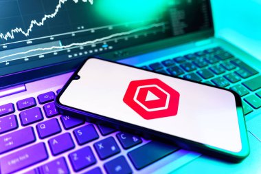 Prag, Çek Cumhuriyeti - 09 02 2025: Youtube Studio logosunu gösteren dizüstü bilgisayarlı telefon. Youtube Studio YouTube kanallarını yönetmek ve analiz etmek için bir platformdur.