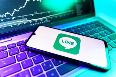 Prag, Çek Cumhuriyeti - 09 02 2025: telefon bilgisayarda ve hisse senedi çizelgesi logesini gösteriyor. Line aramalar, mesajlar ve çokluortam paylaşımı için bir mesajlaşma uygulamasıdır.