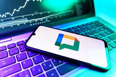 Prag, Çek Cumhuriyeti - 09 02 2025: Google Chat logosunu gösteren dizüstü bilgisayarlı telefon. Google Chat mesajlaşma ve takım işbirliği için bir platformdur.