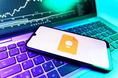 Prag, Çek Cumhuriyeti - 09 02 2025: Google Keep logosunu gösteren dizüstü bilgisayarlı telefon. Google Keep notlar, listeler ve hatırlatıcılar için bir platformdur.