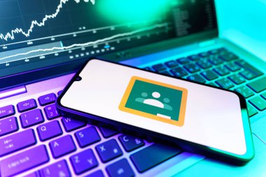 Prag, Çek Cumhuriyeti - 09 02 2025: Google Sınıfı logosunu gösteren dizüstü bilgisayarlı telefon. Google Sınıfı, sınıfları ve eğitim içeriğini yönetmek için bir platformdur.