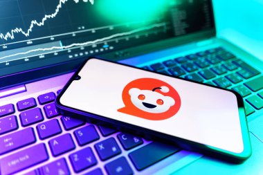 Prag, Çek Cumhuriyeti - 09 02 2025: Reddit logosunu gösteren dizüstü bilgisayarlı telefon. Reddit tartışma, haber ve toplum içeriği için bir platformdur.